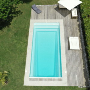 Piscine coque fond incliné