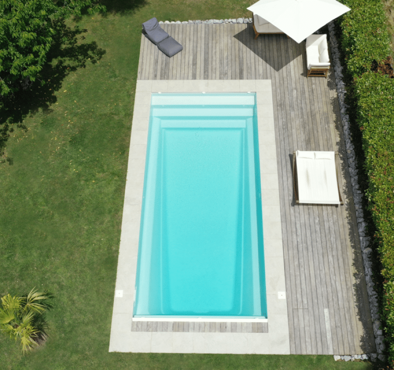 Piscine coque fond incliné