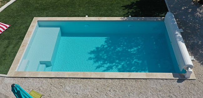 Piscine coque fond plat